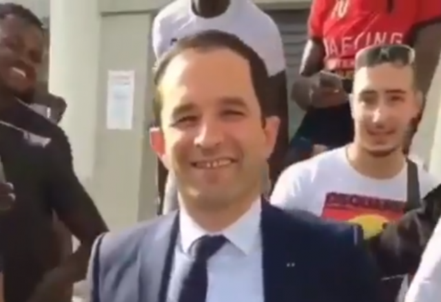 VIDÉO La rencontre surréaliste entre Benoît Hamon et des jeunes de cité