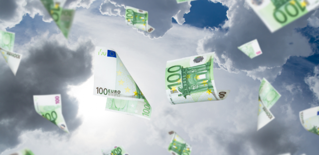 Cannes : une femme jette près de 10 000 euros par sa fenêtre