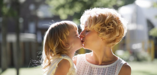 Embrasser son enfant sur la bouche, pourquoi ça choque ?