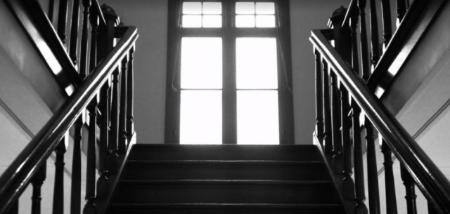 Ecosse : un couple vivant dans maison hantée cherche une nounou pour ses enfants