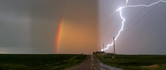 Photo rare : un éclair et un arc-en-ciel sur la même photo
