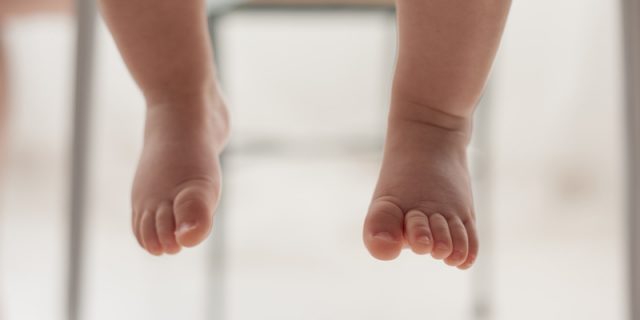 Pour faire le buzz, il suspend un bébé dans le vide et publie la photo sur les réseaux sociaux