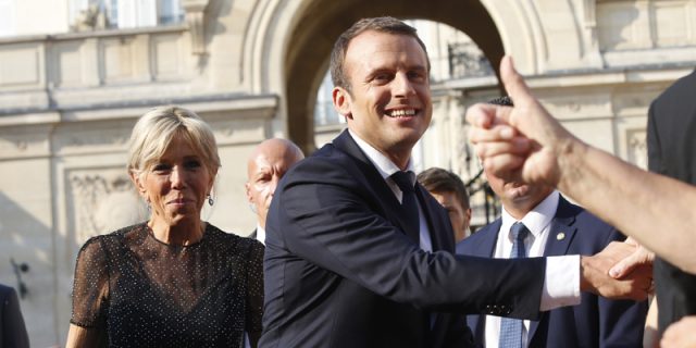 « Panique à l’Elysée » : Emmanuel Macron pris à parti par un inconnu