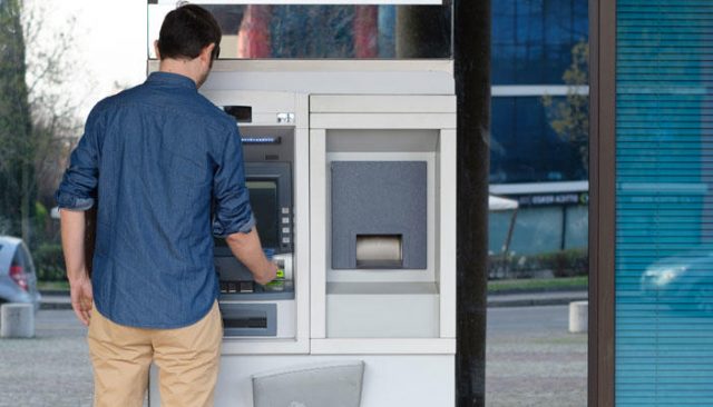 VIDEO « Bon plan » : il retire 20 000 euros au distributeur sans carte bancaire