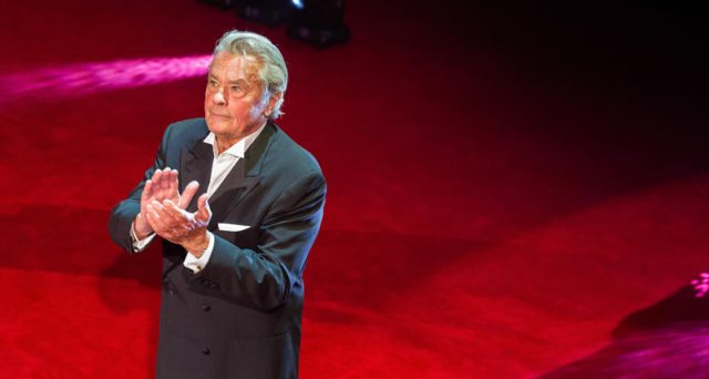 Alain Delon : son fils présumé raconte une curieuse anecdote sur sa mère