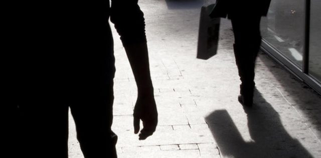 VIDEO Une jeune femme violée en pleine rue à Paris