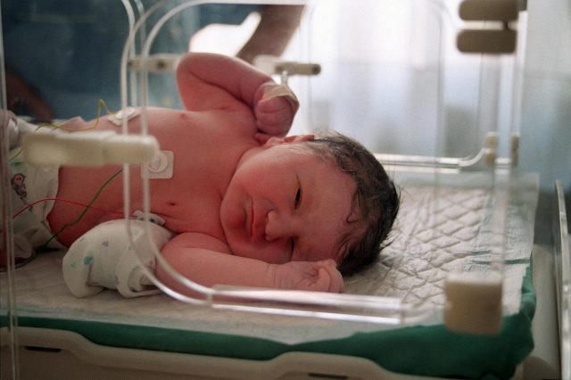 Un bébé sauvé de justesse dans une voiture en plein soleil