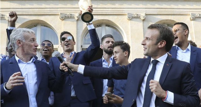 VIDEO Emmanuel Macron : en fait-il trop avec les Bleus ?