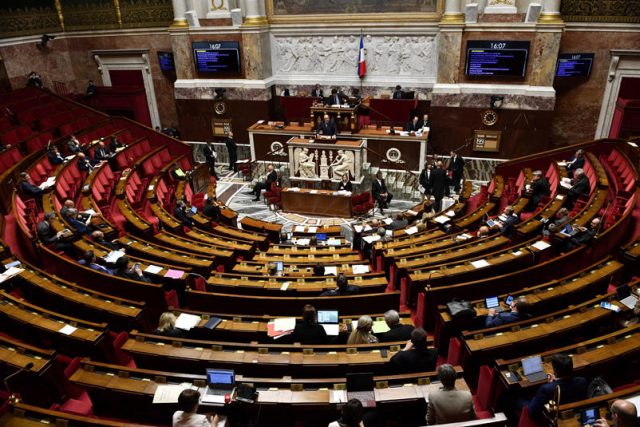 Ces lois que le gouvernement fait passer pendant que vous êtes en vacances