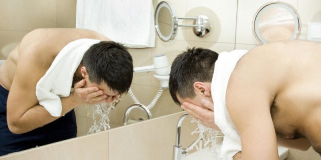 Il meurt en s’empalant avec la brosse de ses toilettes