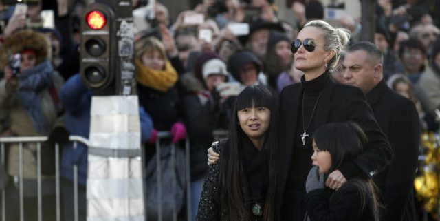 Laeticia Hallyday : son étrange rituel sur la tombe de Johnny