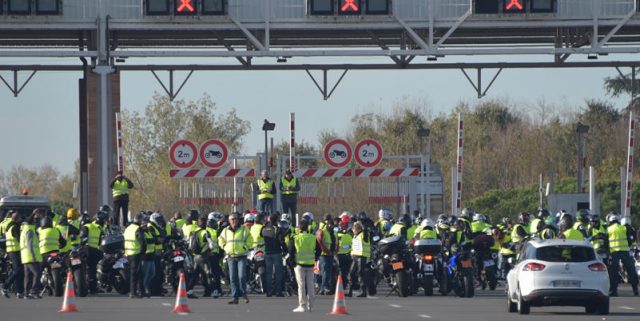 Constitution, extrêmistes… Ces intox qui ont circulé en marge des gilets jaunes