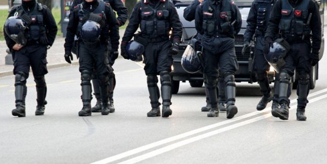 Vidéo choc d’un homme en fauteuil roulant bousculé par un CRS. Que s’est-il passé ?