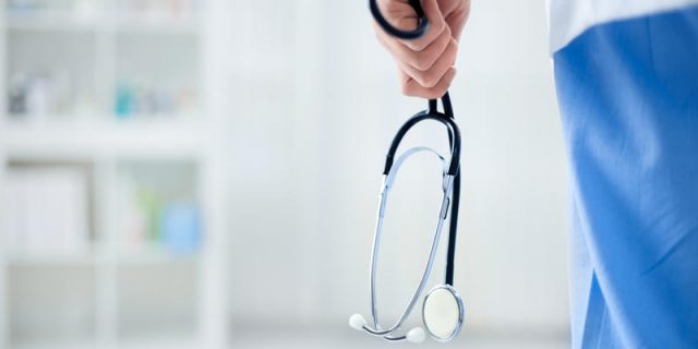 Faux médecin, vrai meurtrier… Mais qui est ce tueur, bientôt remis en liberté ?