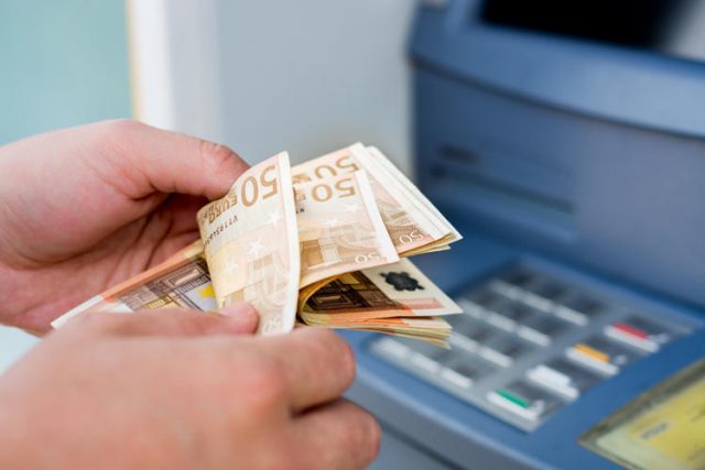 L’Ile Bouchard : il renfloue son compte avec des billets de Monopoly !