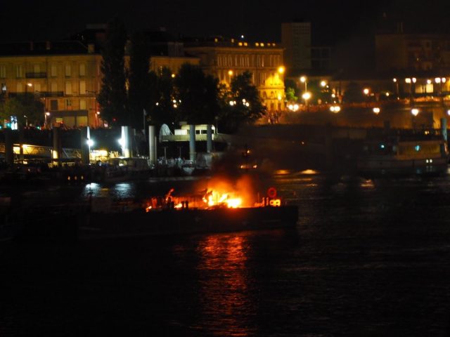 Incendie en plein feu d’artifice : les images de l’incident de Bordeaux