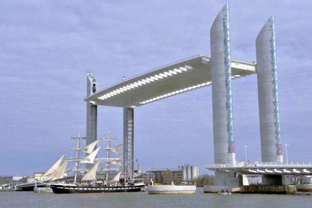 Photo : un bateau de croisière percute un pont à Bordeaux
