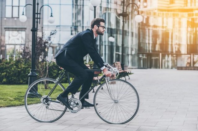 Auto : dépasser un vélo pourrait bientôt coûter très cher