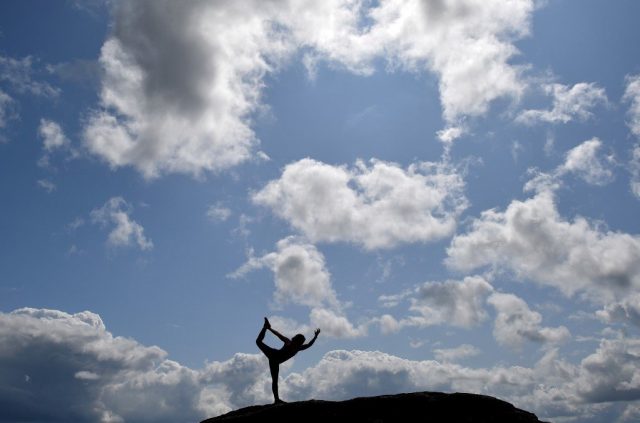 Yoga extrême : une femme de 23 ans fait une chute de six étages