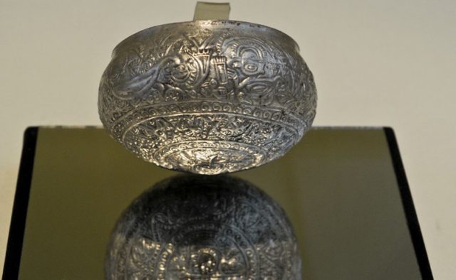 En rénovant une vieille ferme, ils découvrent un fabuleux trésor médiéval !