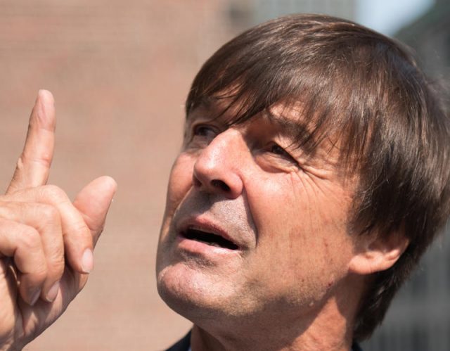 « Idiot », « pathétique » : ce violent clash qui oppose Hulot à Sarkozy