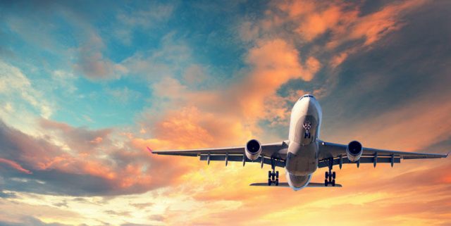 Un arc-en-ciel aux couleurs exceptionnelles apparaît après le passage d’un Boeing 777