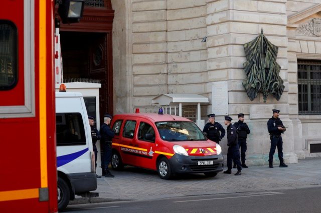 Attaque à la préfecture de police de Paris : qui est le jeune qui a neutralisé l’assaillant ?
