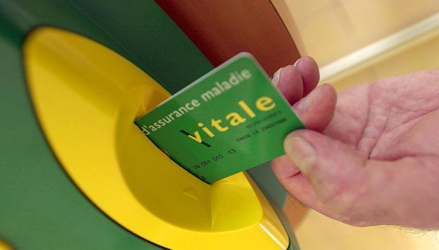 Carte Vitale : comment expliquer les 2,6 millions de cartes en trop ?