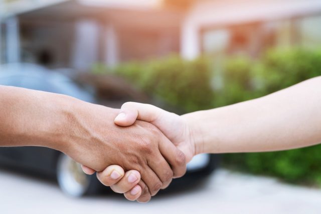 Coronavirus : les idées des politiques pour remplacer la poignée de mains