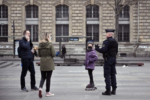 EN DIRECT Confinement : déplacements, courses, travail… Quelles restrictions ?