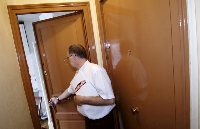 Confinés à 5 dans 11m² : cette famille raconte son calvaire