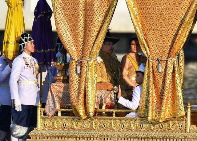 Confiné dans un hôtel avec son harem de 20 femmes, le roi de Thaïlande déclenche une polémique