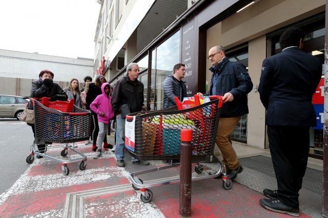 Covid-19 : les vigiles des supermarchés ont-ils le droit de contrôler votre attestation ?