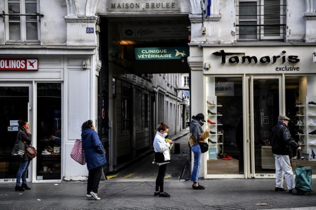 Coronavirus : la distance d’un mètre entre deux personnes est-elle suffisante ?