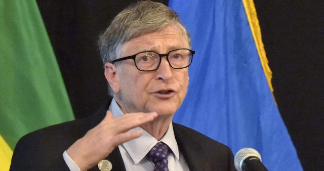 Virus : Pourquoi Bill Gates est-il pris en cible par tout un pan de l’extrême droite ?