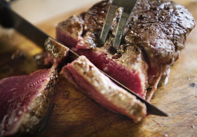 Coronavirus : peut-on être contaminé en mangeant de la viande ?