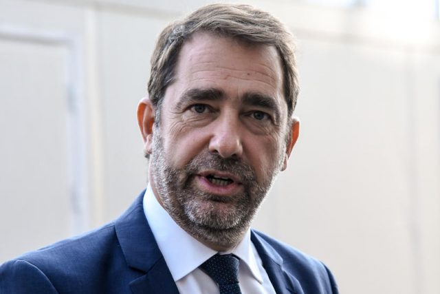 Christophe Castaner mange des huitres sur la plage : le cliché qui fait polémique