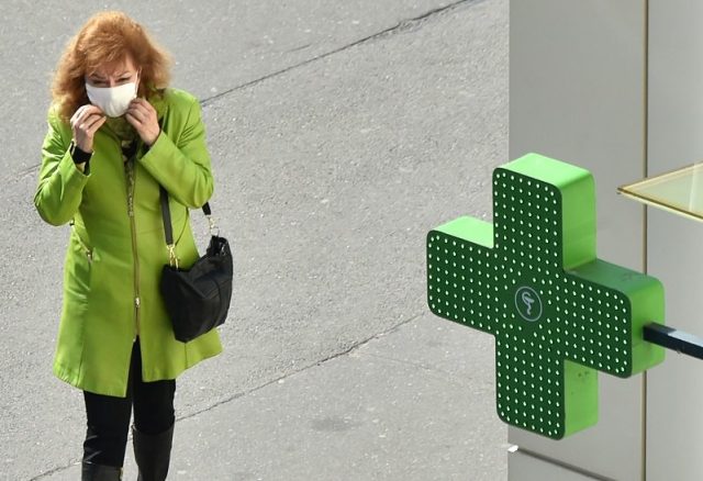 Pause clope, sandwich… Que risque-t-on si l’on retire son masque un instant ?