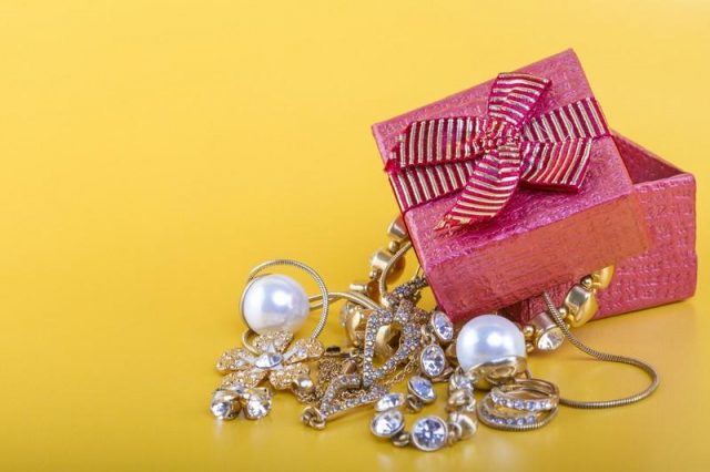 Arnaque « à la fiente » : surveillez vos bijoux dans la rue