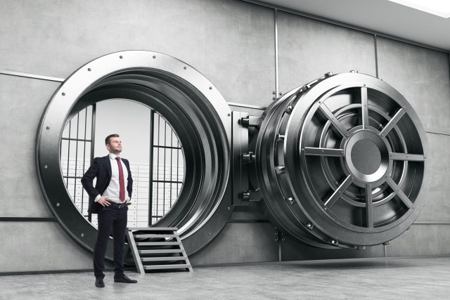 La banque lui refuse un prêt… devenu millionnaire, il la rachète des années après