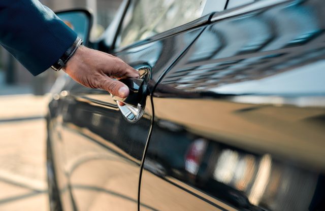 Pour ne pas abîmer sa voiture dans laquelle sa fille agonisait, un père refuse de briser la vitre