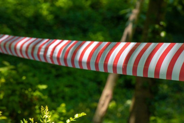 Ain : une quinquagénaire au visage tuméfié retrouvée morte près d’une forêt