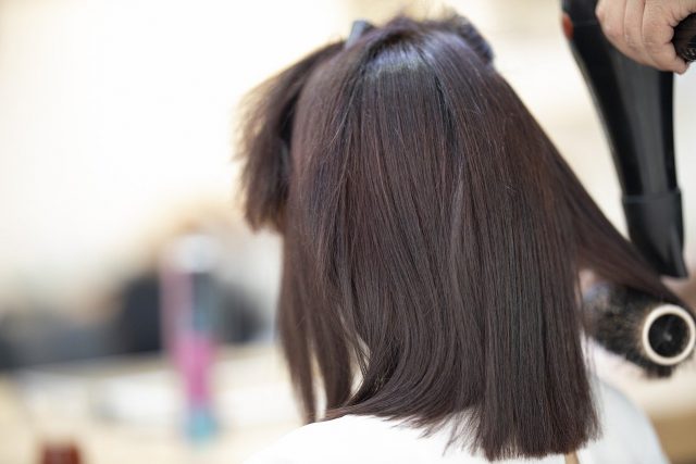 Reconfinement : peut-on faire appel à un coiffeur à domicile ?