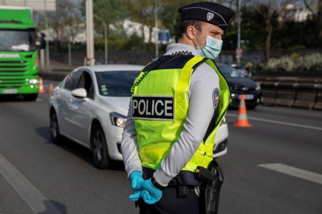 Contrôle des attestations de sortie : comment reconnaître un vrai policier ?