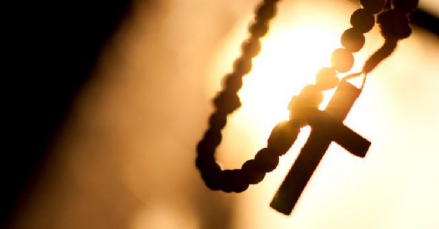 Un crucifix enfoncé dans la gorge : ce prêtre pédophile a agressé sexuellement des enfants pendant des années avant d’être tué par une de ses victimes