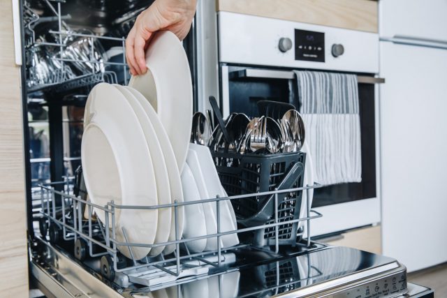Lave-vaisselle : dans quel sens faut-il ranger les couteaux ?