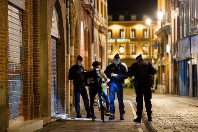 Couvre-feu à 17 heures, attestation de sortie… Les pistes pour le 15 décembre