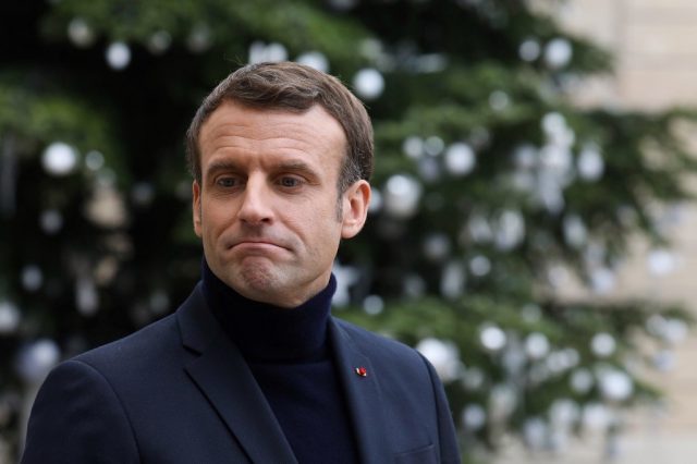 A un peu plus de dix jours de Noël, Emmanuel Macron s’est-il piégé tout seul ?