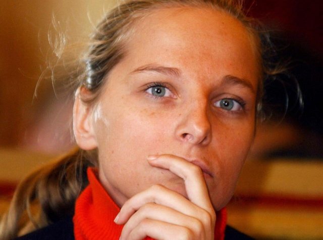 « Des femmes dormaient sur le seuil de notre porte » : la fille de Patrick Poivre d’Arvor prend sa défense