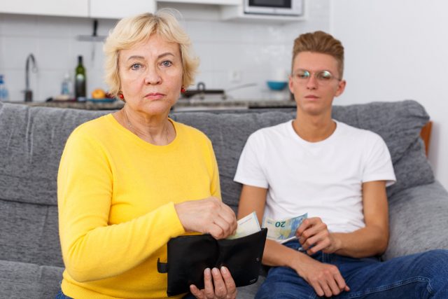 Impôts 2021 & enfants majeurs : devriez-vous les rattacher à votre foyer fiscal ?